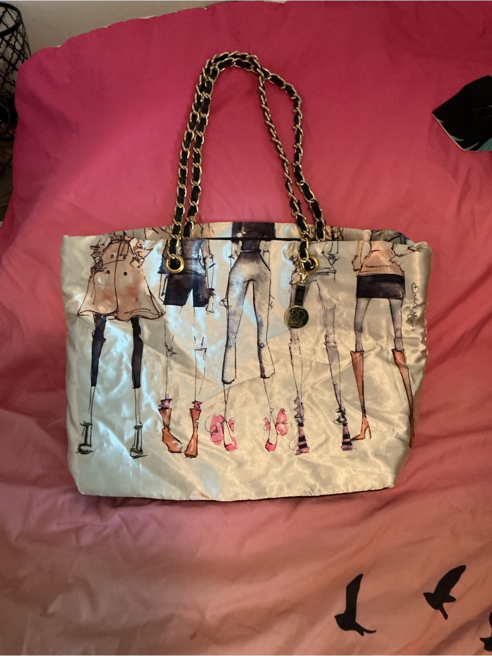 DSW 20 Years of Shoes Logo Black Gold Chain Tote Bag in Cream